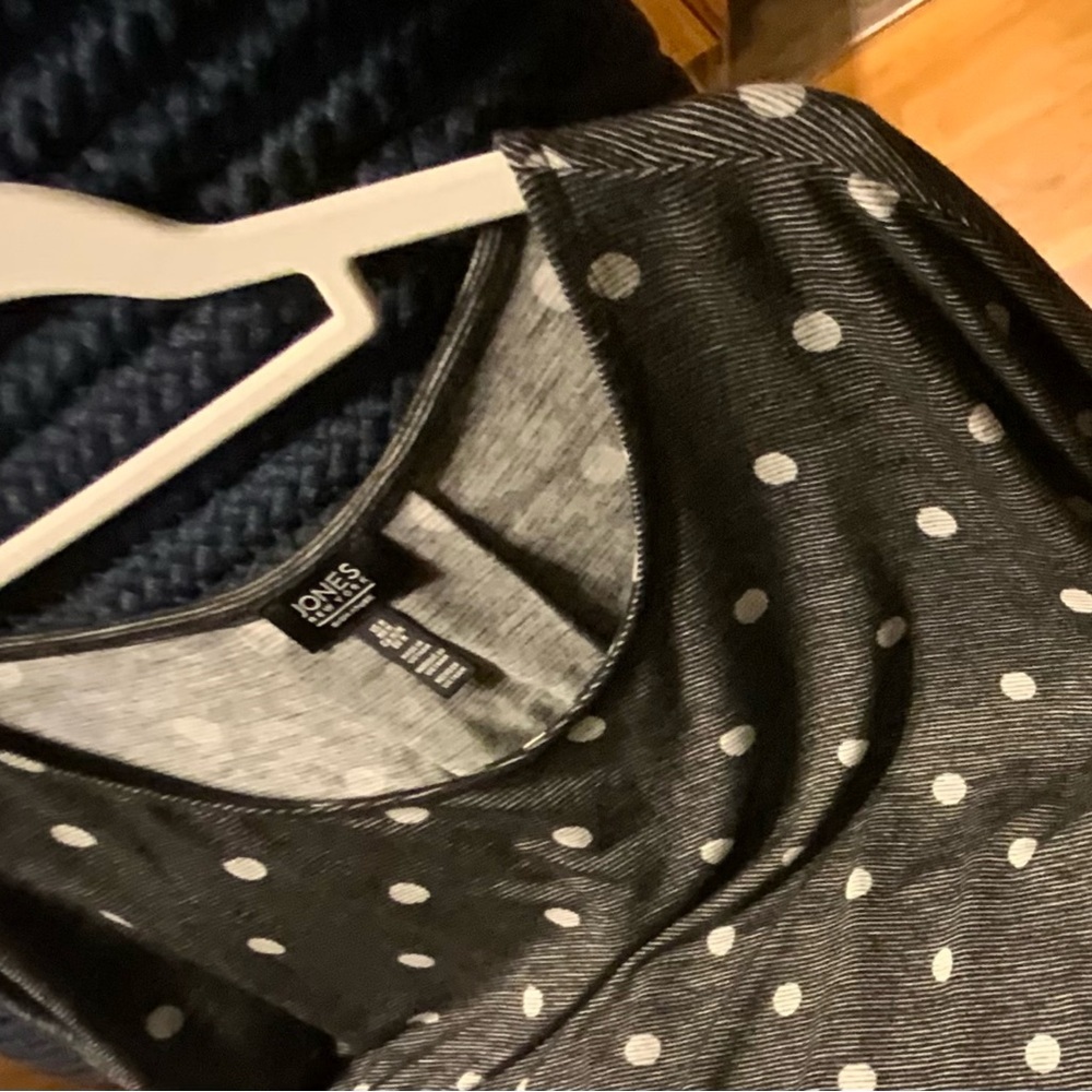 🌸🌸 Jones New York Gray and White Polka Dot Top - Picture 4 of 5